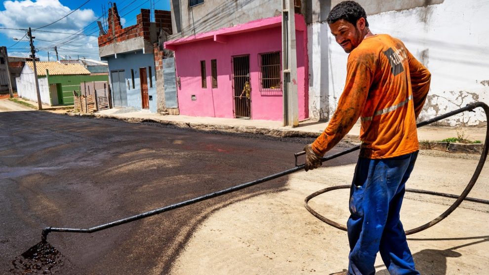 Itapetinga:  Cidade Jardim começa a receber a base para pavimentação asfáltica