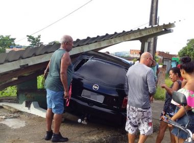 Ibicara: Carro invade ponto de ônibus: uma pessoa morreu e outra ficou ferida