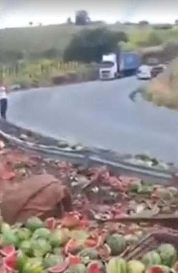 Duas pessoas ficam feridas após caminhão que carregava melancias tombar na BA-263