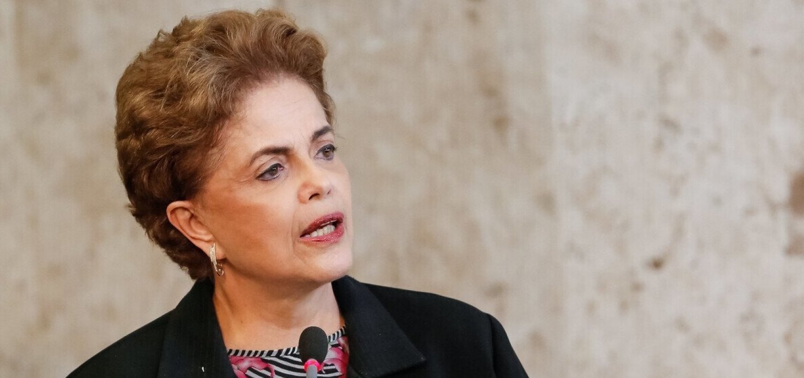 Dilma mantém ida à China para assumir banco, mas adia solenidade de posse