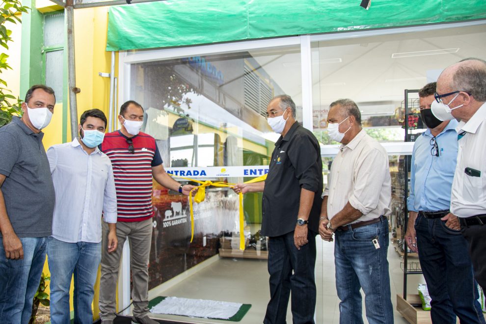 Itapetinga: Prefeito Rodrigo Hagge participa da inauguração de nova loja da Coopardo