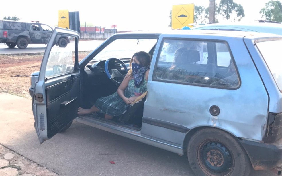 Com medo de Lázaro, família com grávida dorme dentro de carro em frente à sede da força-tarefa em Cocalzinho de Goiás