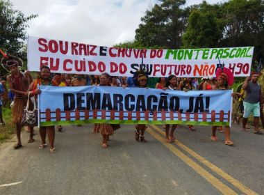 Itamaraju: Índios fecham via em protesto contra projeto que muda demarcações