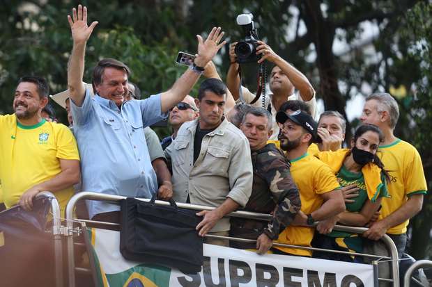 Em reunião com ministros, Bolsonaro indica que não recuará