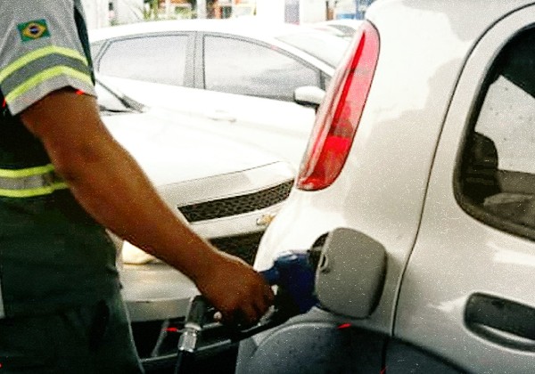 Gasolina sobe pela quinta semana seguida e é vendida a R$ 7,99