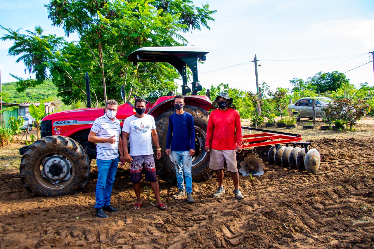 Itapetinga: Novo trator auxilia o trabalho dos pequenos agricultores