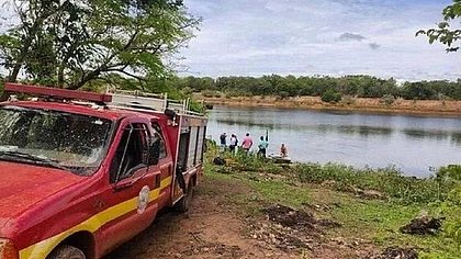 Homem pula em lago para fugir de abelhas e morre atacado por piranhas