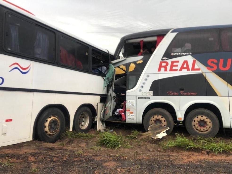 Batida entre dois ônibus deixa 4 mortos no interior da Bahia; 3 das vítimas são crianças