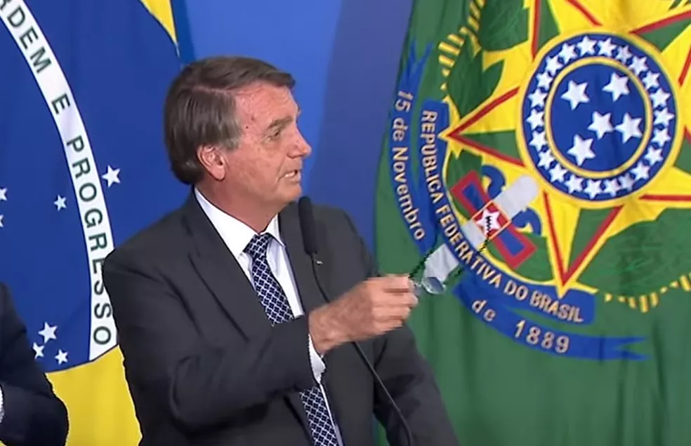 Após distorcer proposta da Anvisa, Bolsonaro chama passaporte da vacina de ‘coleira’