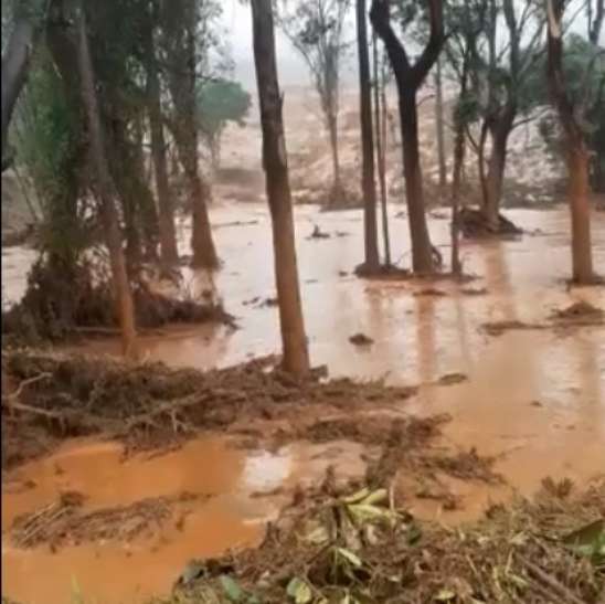 Barragem transborda em MG e rodovia é interditada por lama