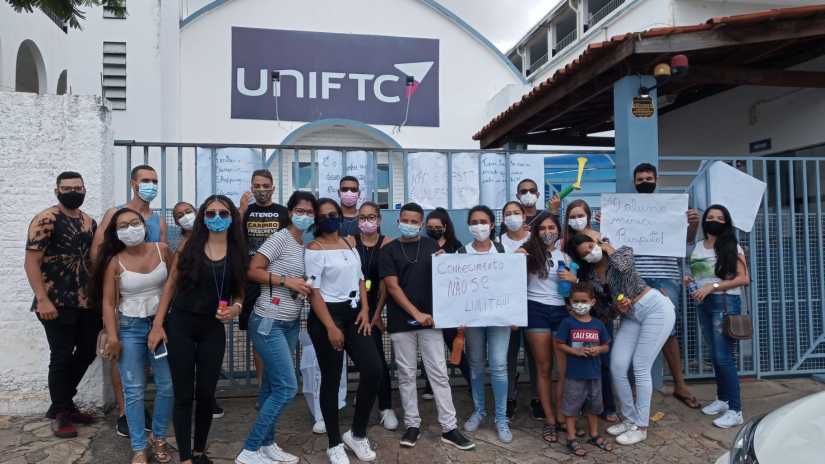 Após protesto de alunos, UniFTC diz que “deixou à critério do estudante permanecer com as disciplinas presenciais”.