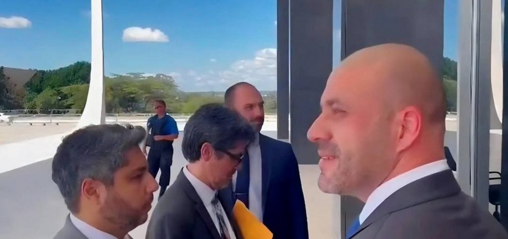 Daniel Silveira e Eduardo Bolsonaro são barrados na entrada e ficam de fora do STF