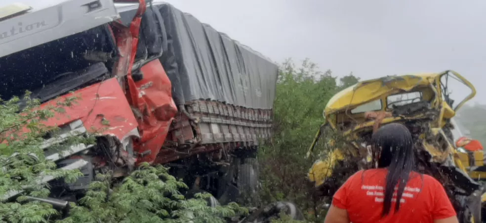 Homem morre e sete pessoas ficam feridas após batida entre três caminhões e um carro na BR-324