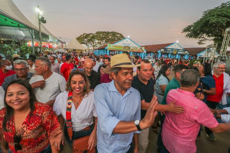 Itapetinga: Pré-Candidato de Lula, Jerônimo Rodrigues Tem Recepção  Calorosa no Parque de Excposição