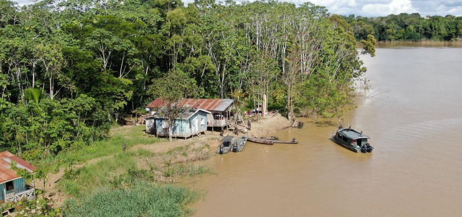 Restos mortais de jornalista e indigenista são levados para Brasília