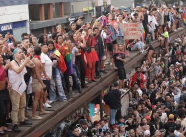 Parada LGBT+ começa com Paulista cheia e críticas a Bolsonaro