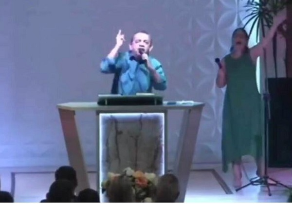 Pastor expulsa petistas da igreja e grita: ‘Jesus é da direita’