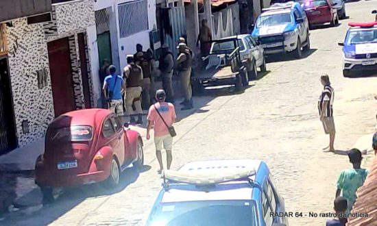 homem atira em colega de trabalho e em seguida comete suicídio em pensão