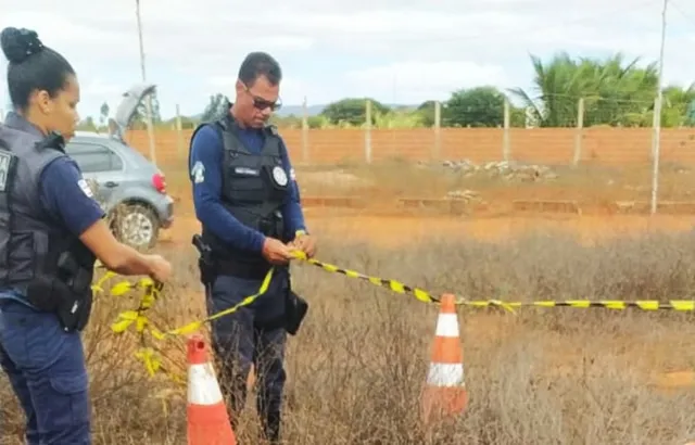 Corpo de bebê é encontrado dentro de saco plástico em terreno baldio