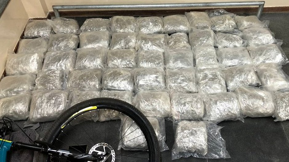 Polícia apreende 53 kg de maconha dentro de carro em Feira de Santana