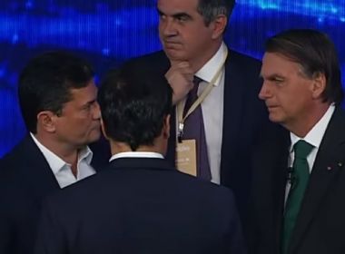 Sérgio Moro acompanha debate e aparece aconselhando Bolsonaro