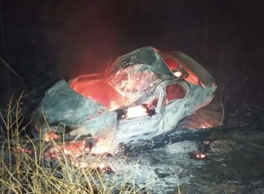 Motorista morre carbonizado após carro capotar e pegar fogo