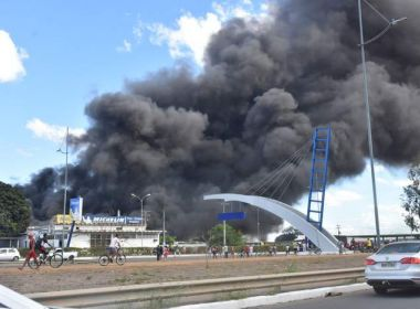 Conquista: Cinco horas após o incêndio, bombeiros controlam situação em garagem