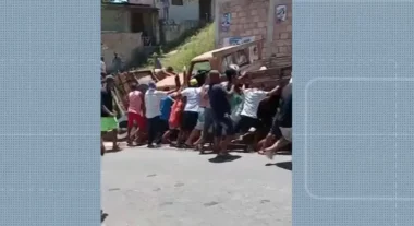 Caminhão desgovernado causa atropelamento de ao menos quatro pessoas e cavalo no extremo sul da Bahia