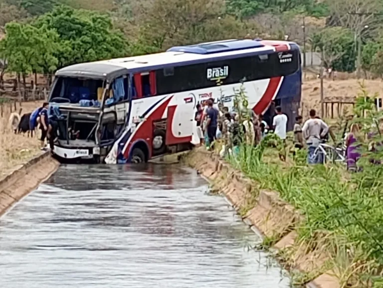 Homem morre e três pessoas ficam feridas após batida entre carreta e ônibus de turismo no oeste da BA