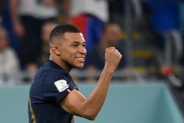 Com gols de Mbappé, França vence a Dinamarca e garante classificação