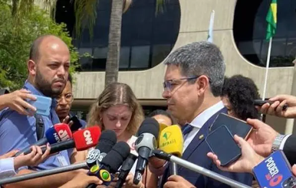 “Cenário que nós estamos recebendo para o futuro governo é bem alarmante”, afirma Randolfe