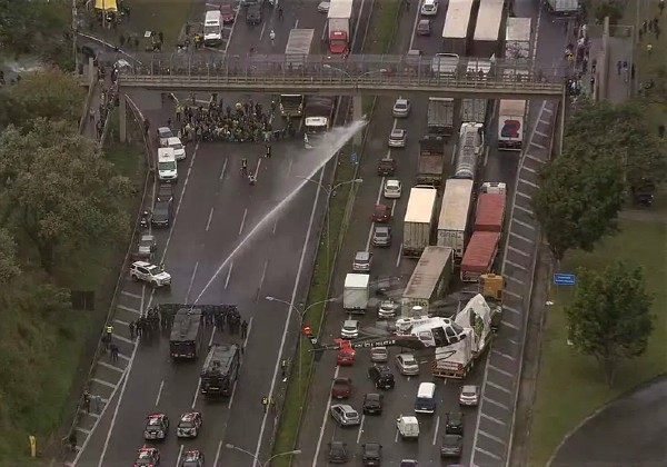 Rodovia de SP: Tropa de Choque atira bomba de efeito moral e jatos d’água para desloquear via