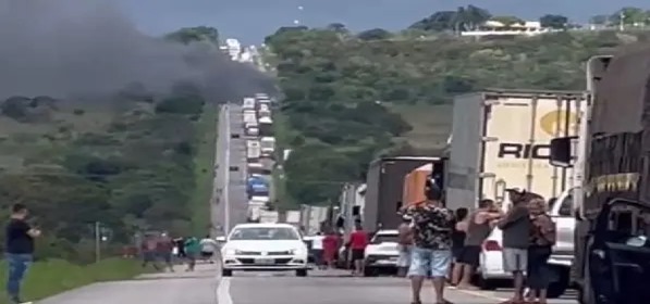 Vitória da Conquista: Batida entre carro e carreta deixa três mortos; veículos pegaram fogo