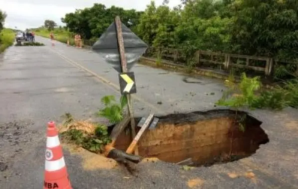 Potiraguá: Fortes chuvas fazem asfalto ceder na BA-670