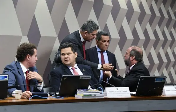 PEC da Transição é aprovada pela CCJ do Senado Federal