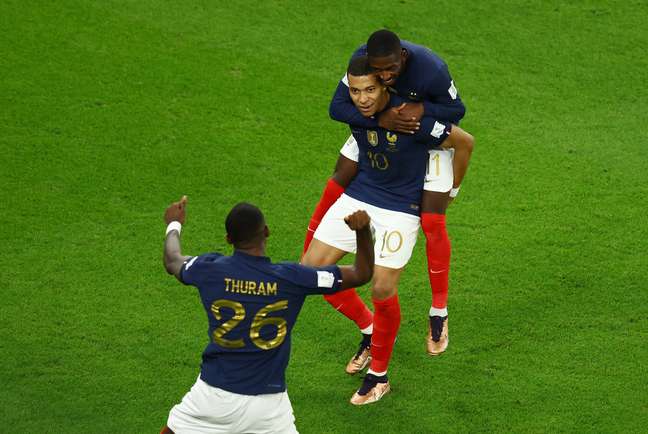 Mbappé e Giroud decidem, França bate a Polônia e avança às quartas da Copa