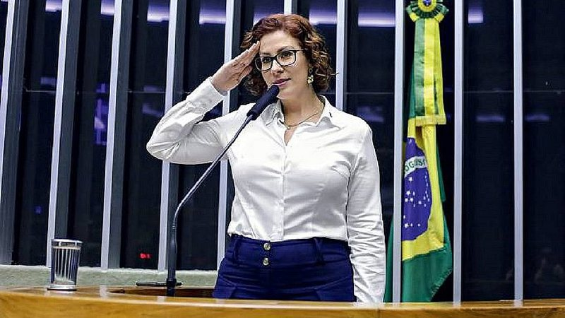 Carla Zambelli debocha de Bolsonaro, irrita PL e pode ser cassada