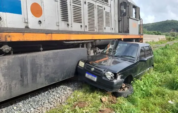 Brumado: Carro que vinha de Livramento de Nossa Senhora é arrastado por trem