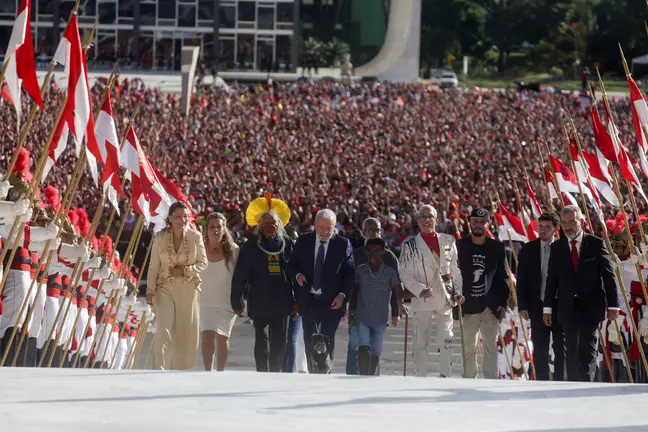 Lula recebe faixa e sobe rampa com grupo diverso ‘em nome do povo’