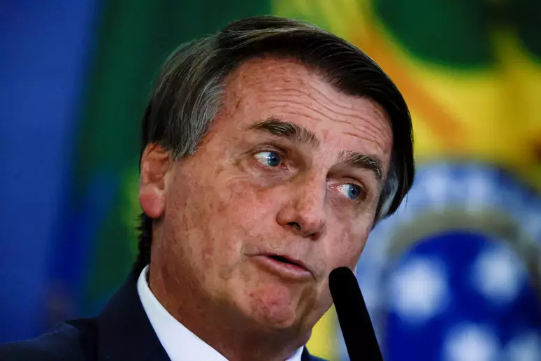 PF vai investigar se Bolsonaro interferiu em operações que atingiriam filhos