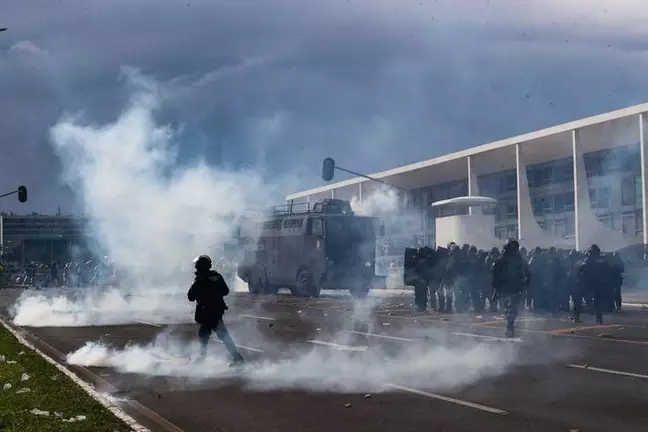 Vídeos e fotos dos ataques em Brasília põem em dúvida profissionalismo de PMs e militares