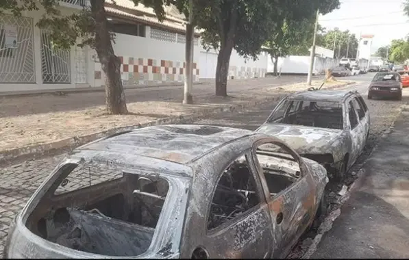 Brumado: Carros são incendiados próximos à delegacia