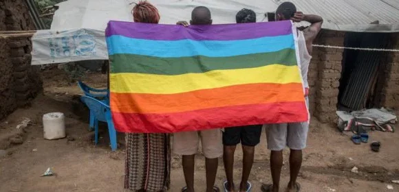 Uganda aprova lei que impõe pena de morte a homossexuais