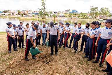 Itapetinga: Prefeitura realiza o plantio de 100 mudas de ipê no Parque da Lagoa