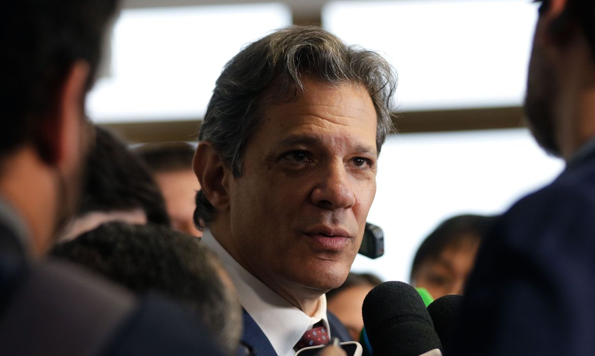 Haddad muda plano de carros populares para atender transporte coletivo