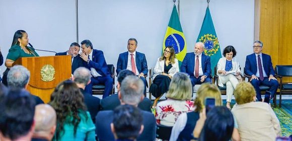 Lula assina projeto que garante recursos para pagar R$ 4,7 mil a enfermeiros