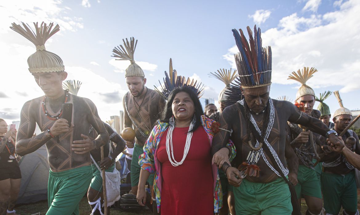 Indígenas chegam em Brasília para o Acampamento Terra Livre