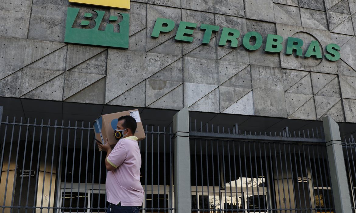 Produção da Petrobras cresce 2% no 4º trimestre de 2023;  Recorde tem 4,05 milhões de barris de óleo equivalente por dia (boed)