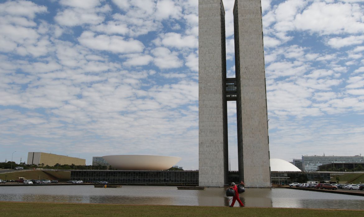 Congresso aprova reajuste para servidores e piso da enfermagem