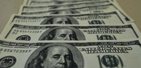 Dólar fica abaixo de R$ 4,90 pela primeira vez em quase um ano